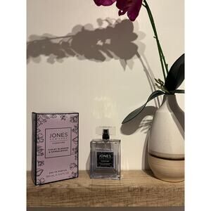 Jones New York - Signature / VIOLET BLOSSOM
& SANDALWOOD / 3.4FL OZ